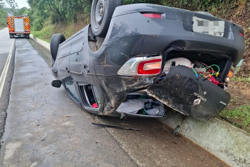 Veículo de Chapecó capota após sair da pista na BR-282 em Bom Retiro