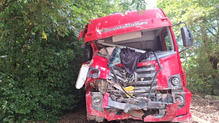 Caminhão perde freio e invade cemitério em Xavantina; ninguém ficou ferido
