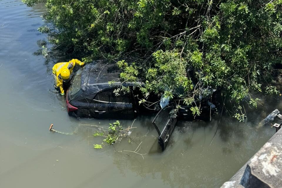 Acidente na SC-401 deixa dois feridos após carro cair no rio próximo ao Floripa Shopping