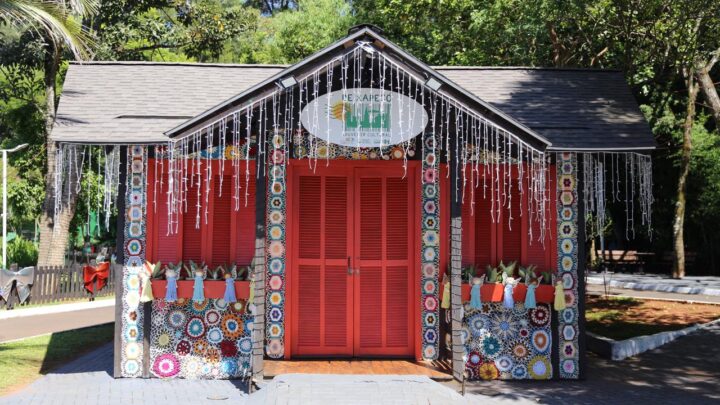 Decoração de casa com 1,1 mil peças de crochê e asas em macramê são atrações no Ecoparque; veja o vídeo