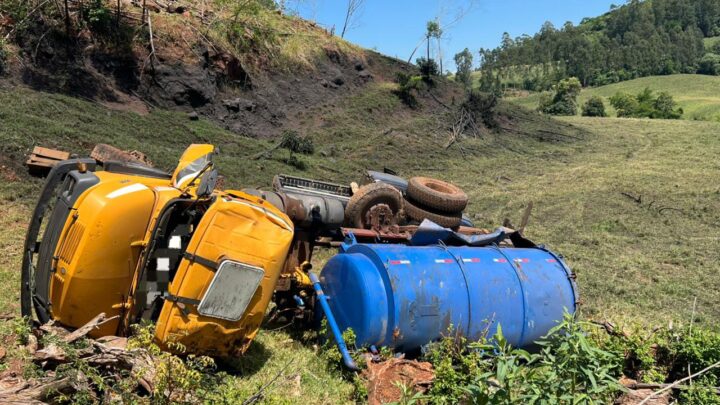 Capotamento de caminhão deixa motorista ferido no interior de Tunápolis