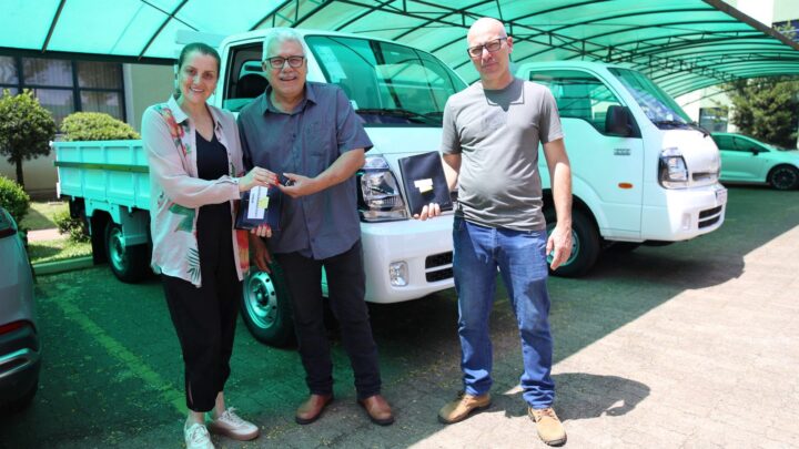 Prefeitura de Chapecó tem dois novos caminhões para o programa Água Boa e recolhimento de resíduos