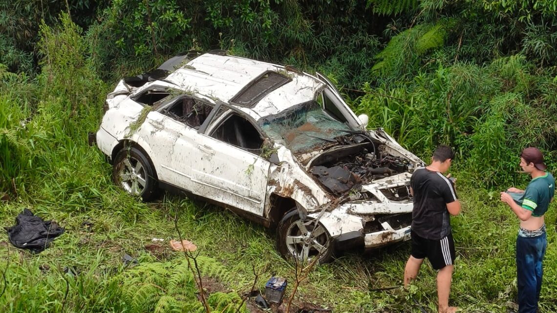 Saída de pista seguida de capotamento deixa duas jovens feridas em Ponte Serrada
