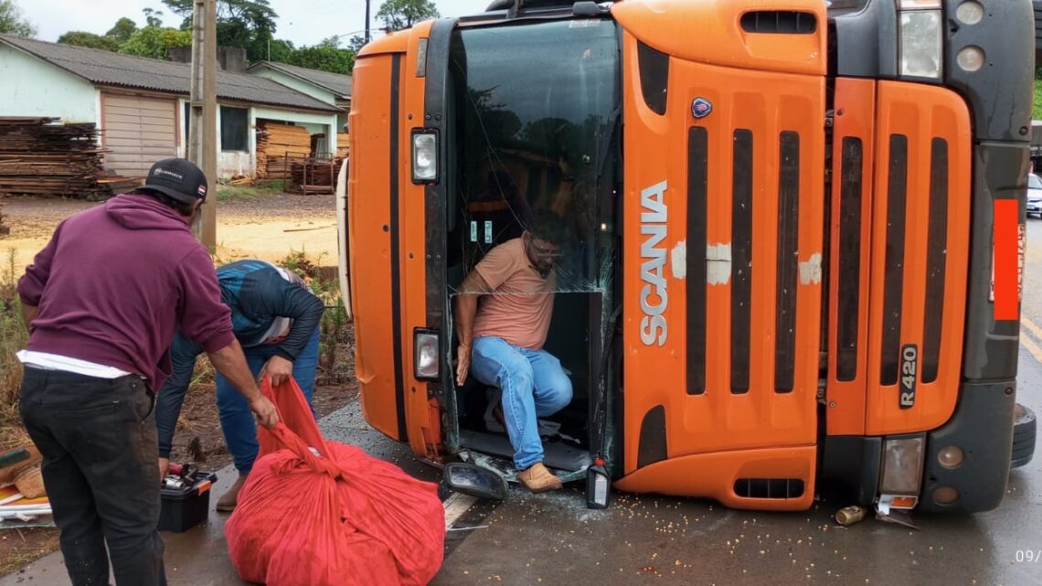 Tombamento de carreta deixa motorista ferido na SC-160 em Serra Alta