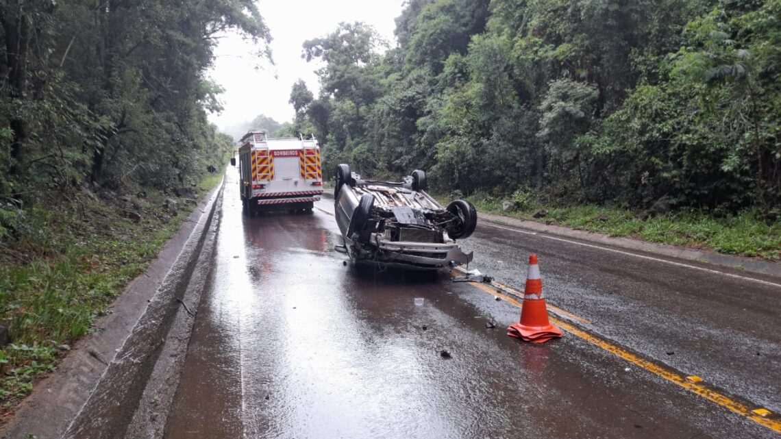Capotamento na SC-305 mobiliza equipes em Anchieta