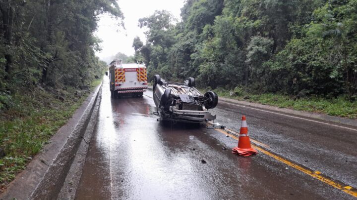 Capotamento na SC-305 mobiliza equipes em Anchieta