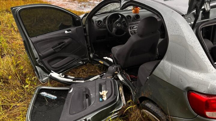 Colisão de veículo contra pedras deixa jovem ferido em Garuva