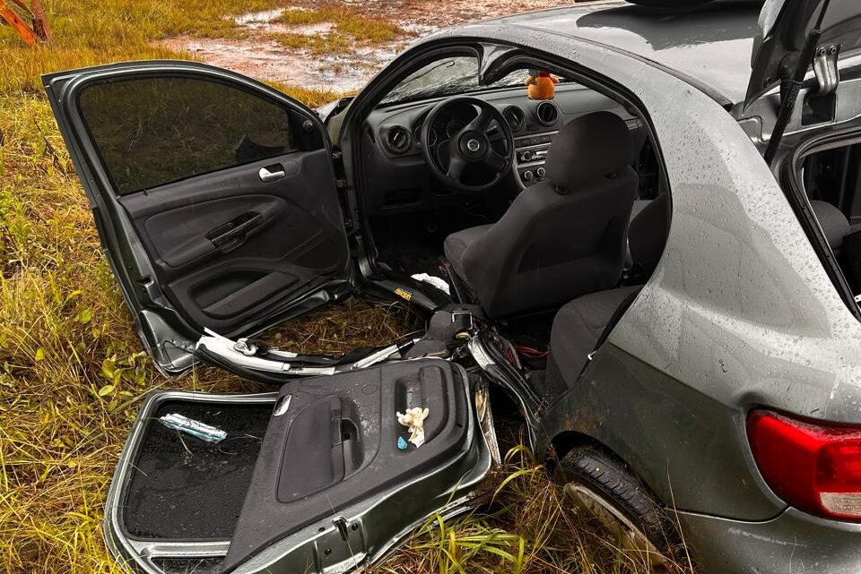 Colisão de veículo contra pedras deixa jovem ferido em Garuva