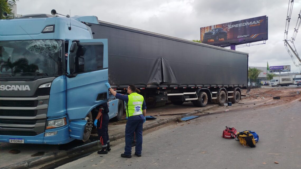 Acidente com caminhão causa danos e deixa motorista ferido em área empresarial
