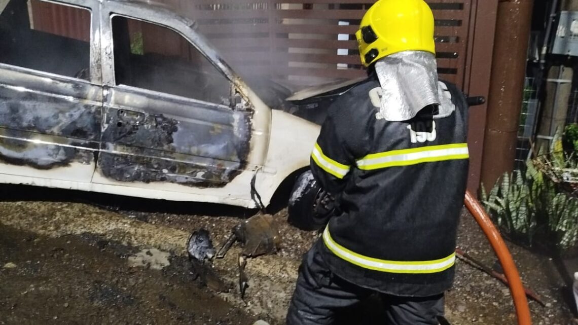 Carro pega fogo após explosão e motorista escapa por pouco em Xaxim