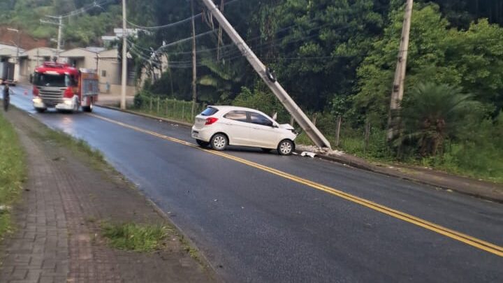 Carro bate em poste e deixa duas crianças feridas em Brusque