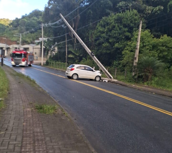 Carro bate em poste e deixa duas crianças feridas em Brusque