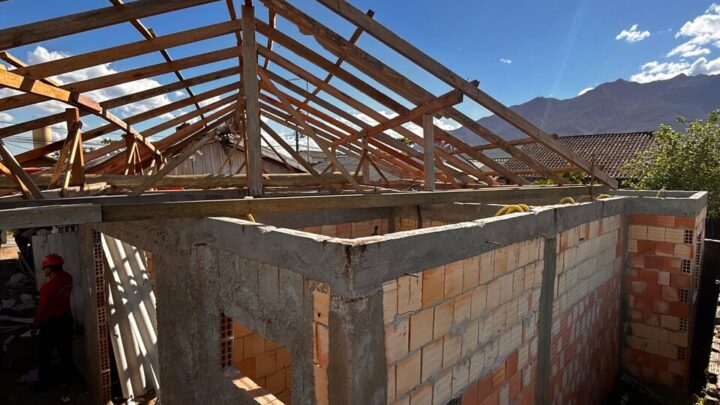 Telhado arrancado por ventania provoca risco estrutural em residência de Garuva