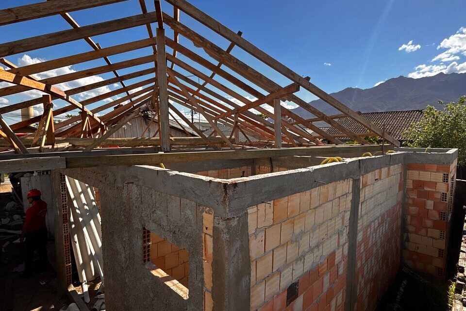 Telhado arrancado por ventania provoca risco estrutural em residência de Garuva