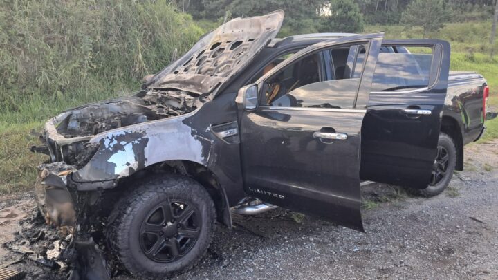 Caminhonete pega fogo e mobiliza bombeiros na BR-101 em Balneário Piçarras