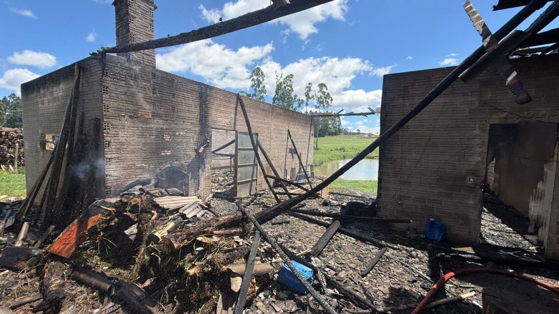 Incêndio em estufa mobiliza bombeiros e assusta moradores no interior de Canoinhas