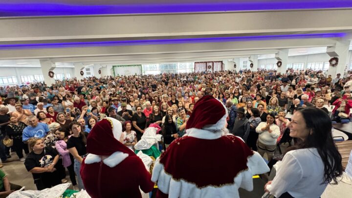Festa de encerramento do ano reúne 3 mil idosos em Chapecó; veja as imagens