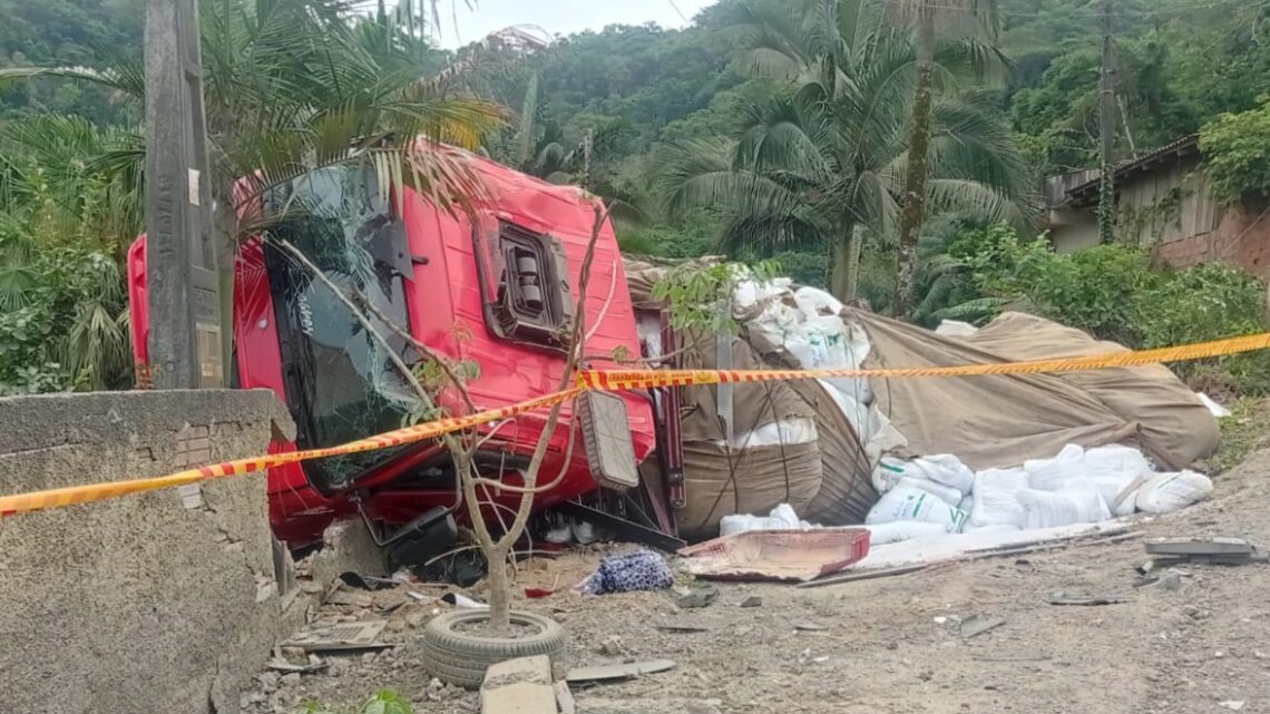 Caminhão tomba e atinge muro de residência em SC
