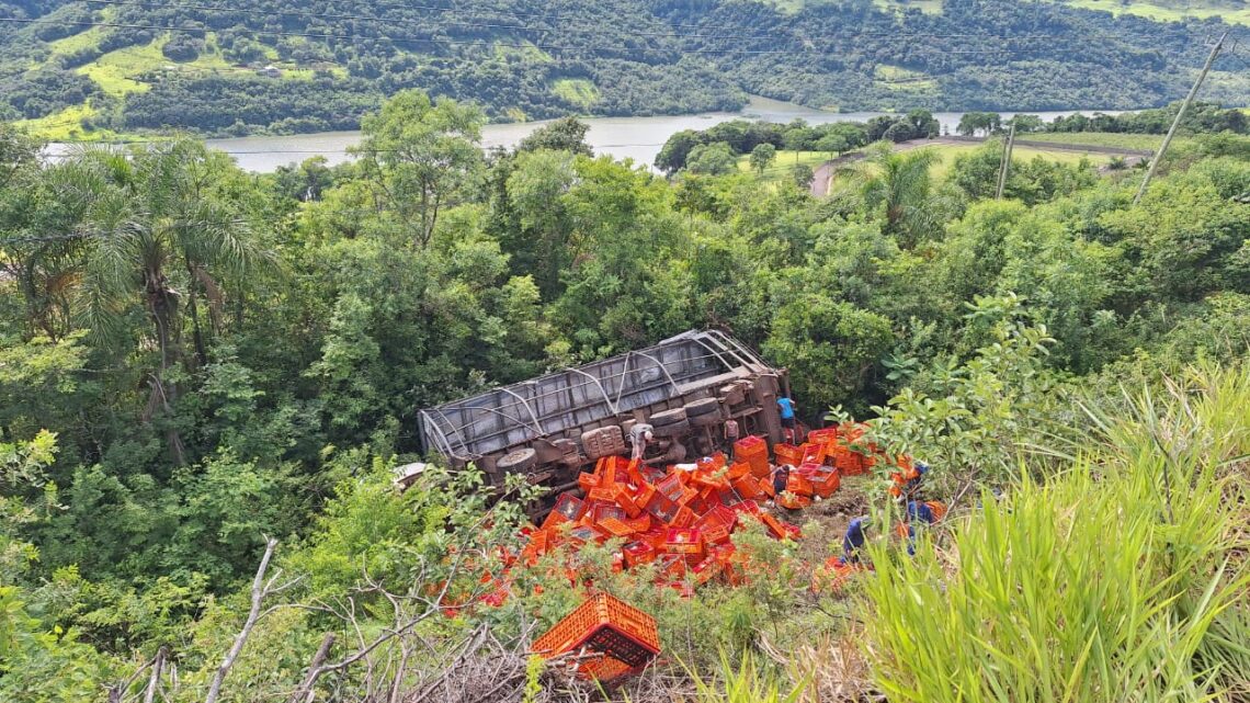 Caminhão sai da pista e cai em ribanceira na SC-480 em Chapecó