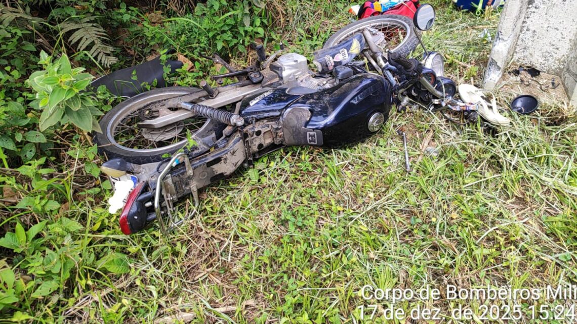 Colisão entre motocicleta e poste deixa dois feridos em estado grave em Gaspar