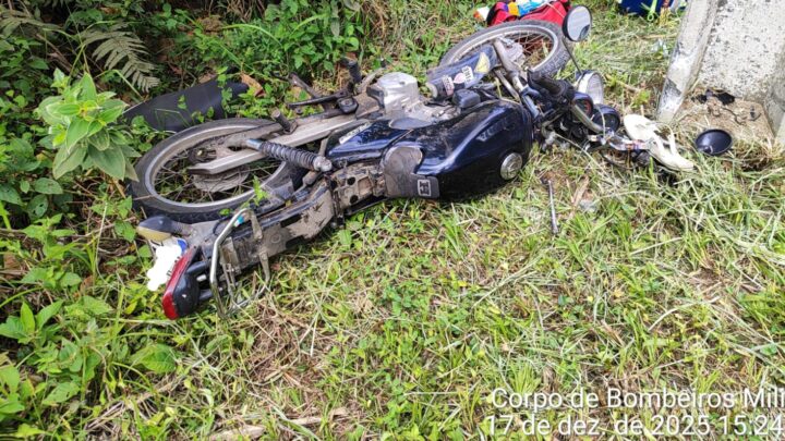 Colisão entre motocicleta e poste deixa dois feridos em estado grave em Gaspar