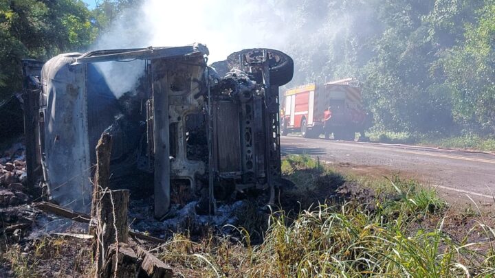 Caminhão frigorífico pega fogo na SC-157 e motorista é levado ao hospital
