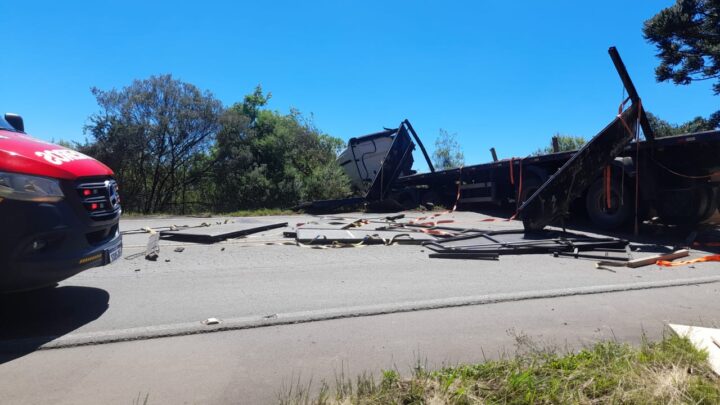 Carreta sofre efeito “L” e interdita rodovia em Matos Costa