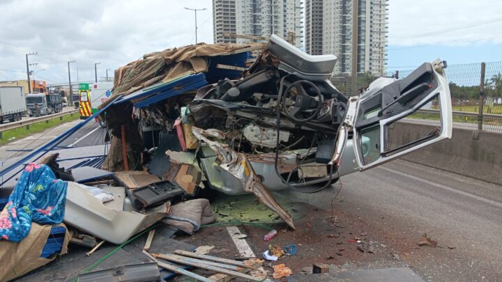 Carga de caminhão atinge cabine após colisão na BR-101