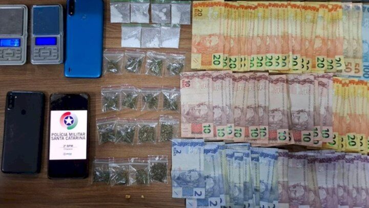 Polícia Militar apreende drogas e balanças de precisão em Chapecó