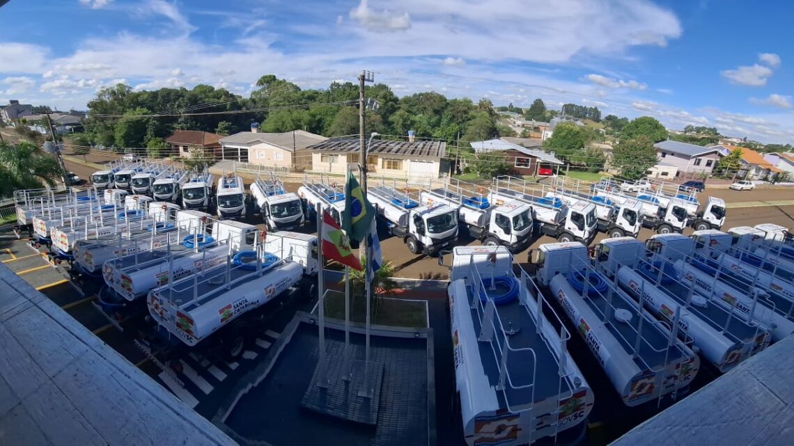 Caminhões-pipa são entregues a municípios do Oeste em ação do governo de SC contra estiagem