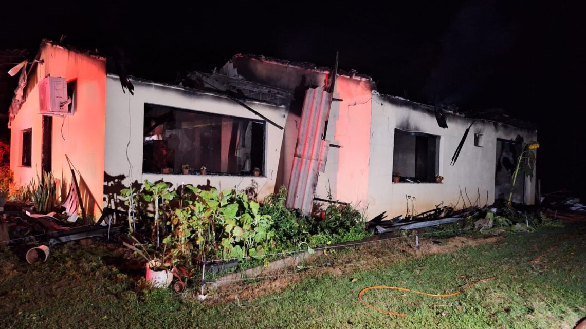 Residência pega fogo no interior de Bom Jesus