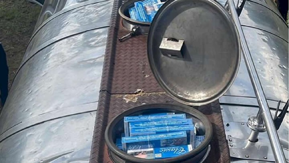 Caminhão usado na coleta de leite é abordado transportando 120 mil maços de cigarros contrabandeados