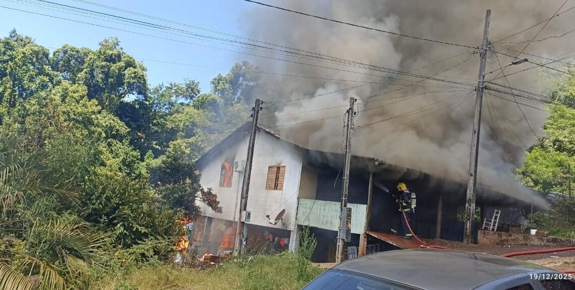 Moradores são presos após atearem fogo em residência no Oeste