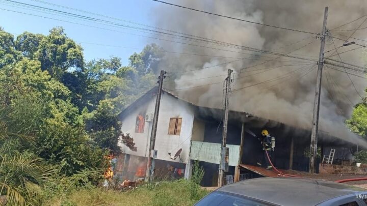 Moradores são presos após atearem fogo em residência no Oeste