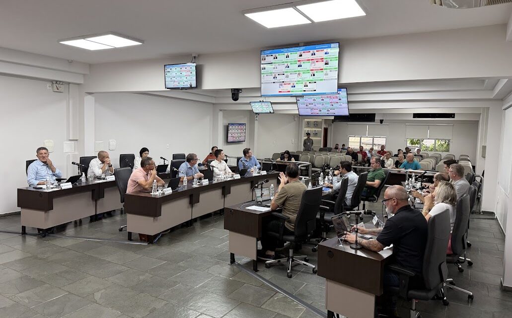 Câmara de Chapecó encerra atividades legislativas de 2025 em sessão extraordinária