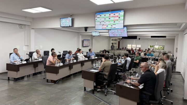 Câmara de Chapecó encerra atividades legislativas de 2025 em sessão extraordinária