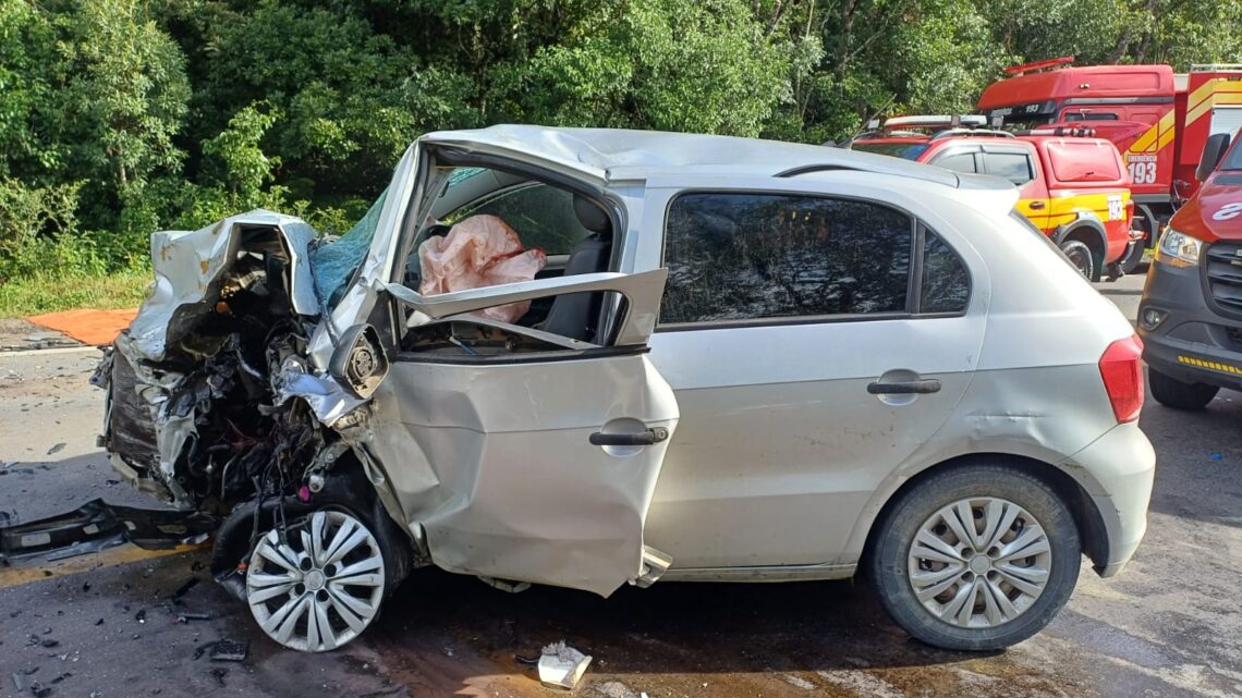 Colisão frontal entre carros de passeio deixa cinco feridos na BR-116