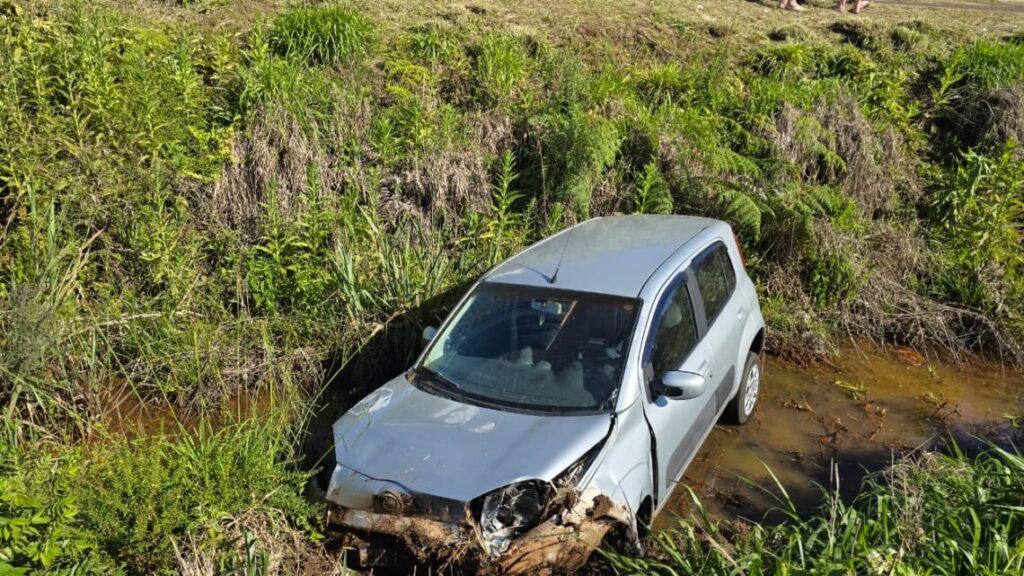 Idosa sai da pista com veículo e cai em córrego em Xaxim