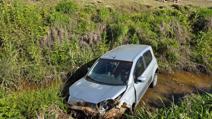 Idosa sai da pista com veículo e cai em córrego em Xaxim