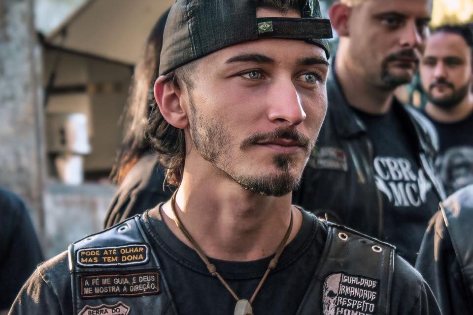 Jovem morre ao bater motocicleta contra árvore em Chapecó