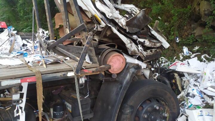 Motorista de caminhão sobrevive a grave acidente na BR-282