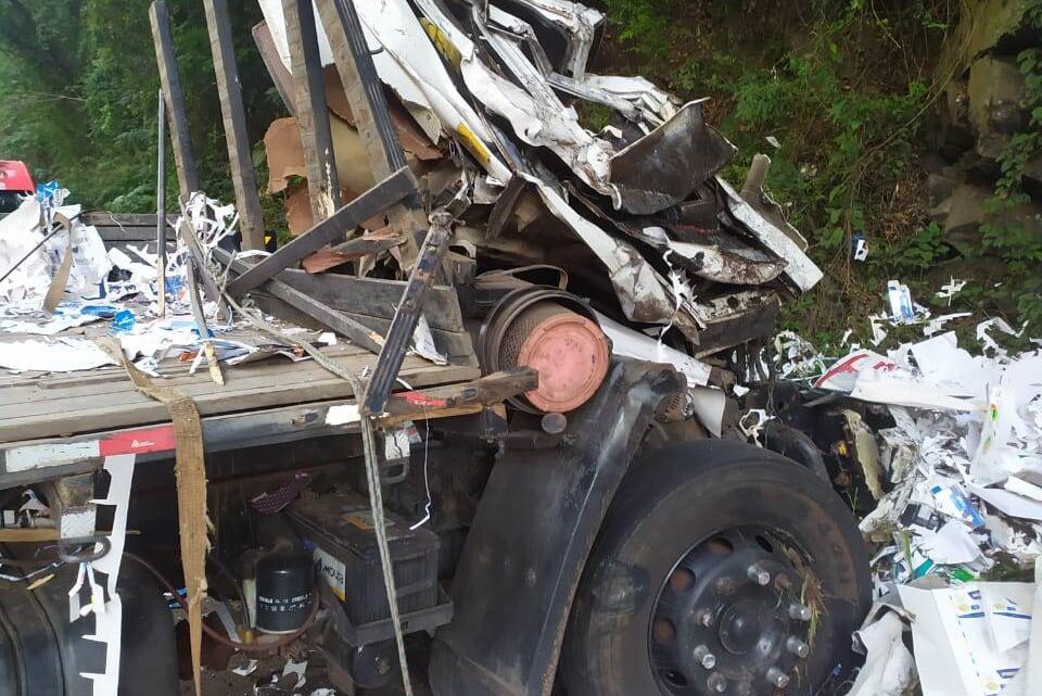 Motorista de caminhão sobrevive a grave acidente na BR-282