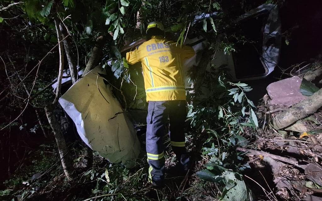 Motorista é socorrido com suspeita de fraturas após queda de veículo em ribanceira