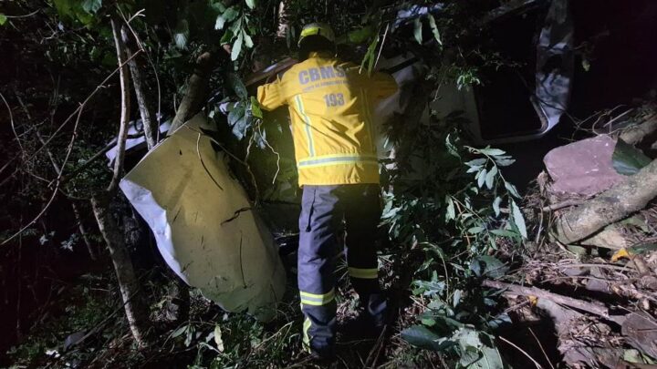 Motorista é socorrido com suspeita de fraturas após queda de veículo em ribanceira