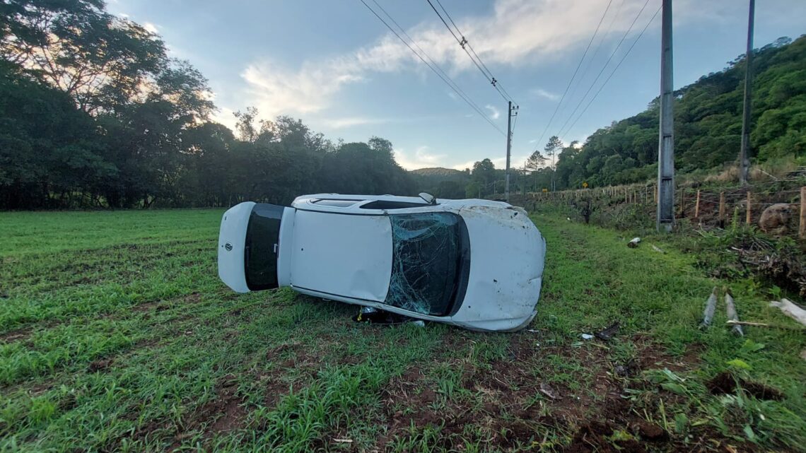 Mulher fica ferida após sair da pista e capotar veículo em Água Doce