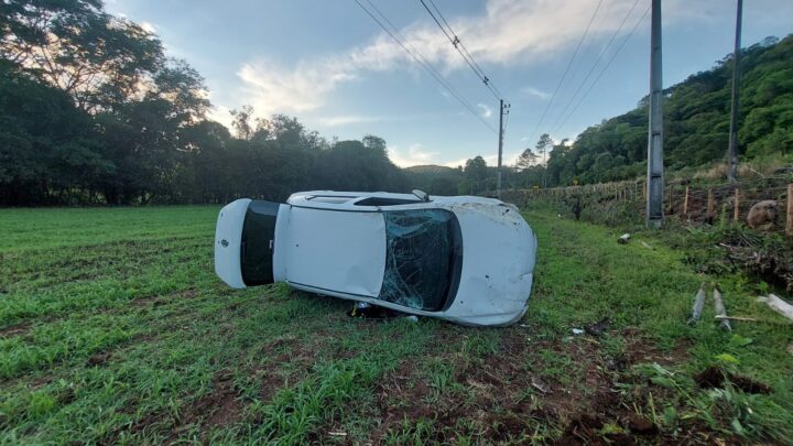 Mulher fica ferida após sair da pista e capotar veículo em Água Doce