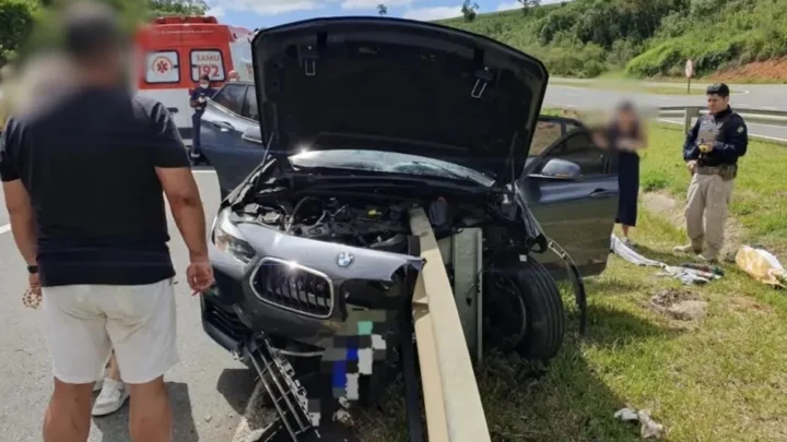 Criança morre após guard-rail atravessar carro em acidente na volta do litoral em SC