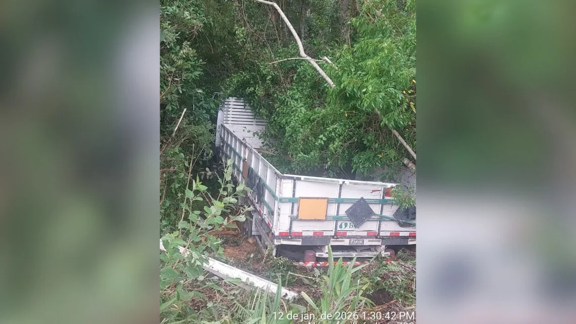 Acidente com caminhão de ácido sulfúrico deixa feridos e causa lentidão na BR-280