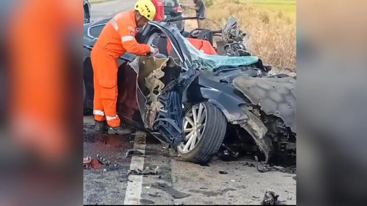 Acidente deixa carro destruído e motorista morre em SC