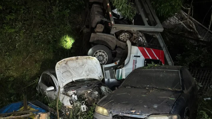 Caminhão-cegonha sai da pista, atinge oficina e deixa motorista ferido em SC